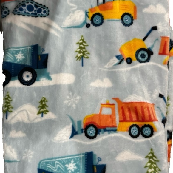 KIDS TRUCK & TRACTORS THROW BLANKET W/ A SET OF 8 INDOOR SNOWBALLS PLUSH NEW - Picture 2 of 11